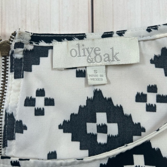 Olive & Oak Black and White Boxy Cap Sleeve Blouse. Size Small. #wearwithblack - Picture 3 of 8